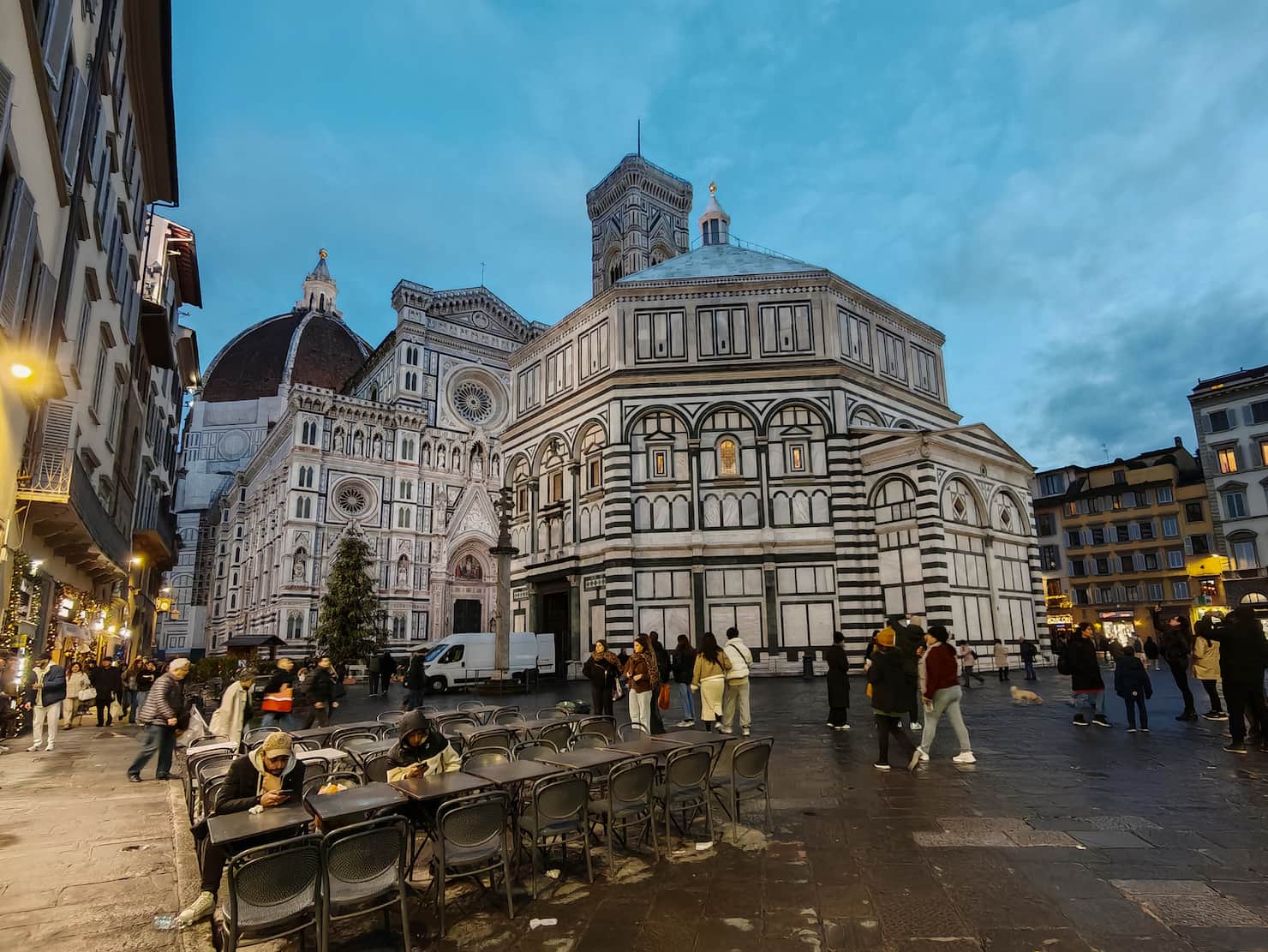 katedra we florencji i stoliki na aperitif